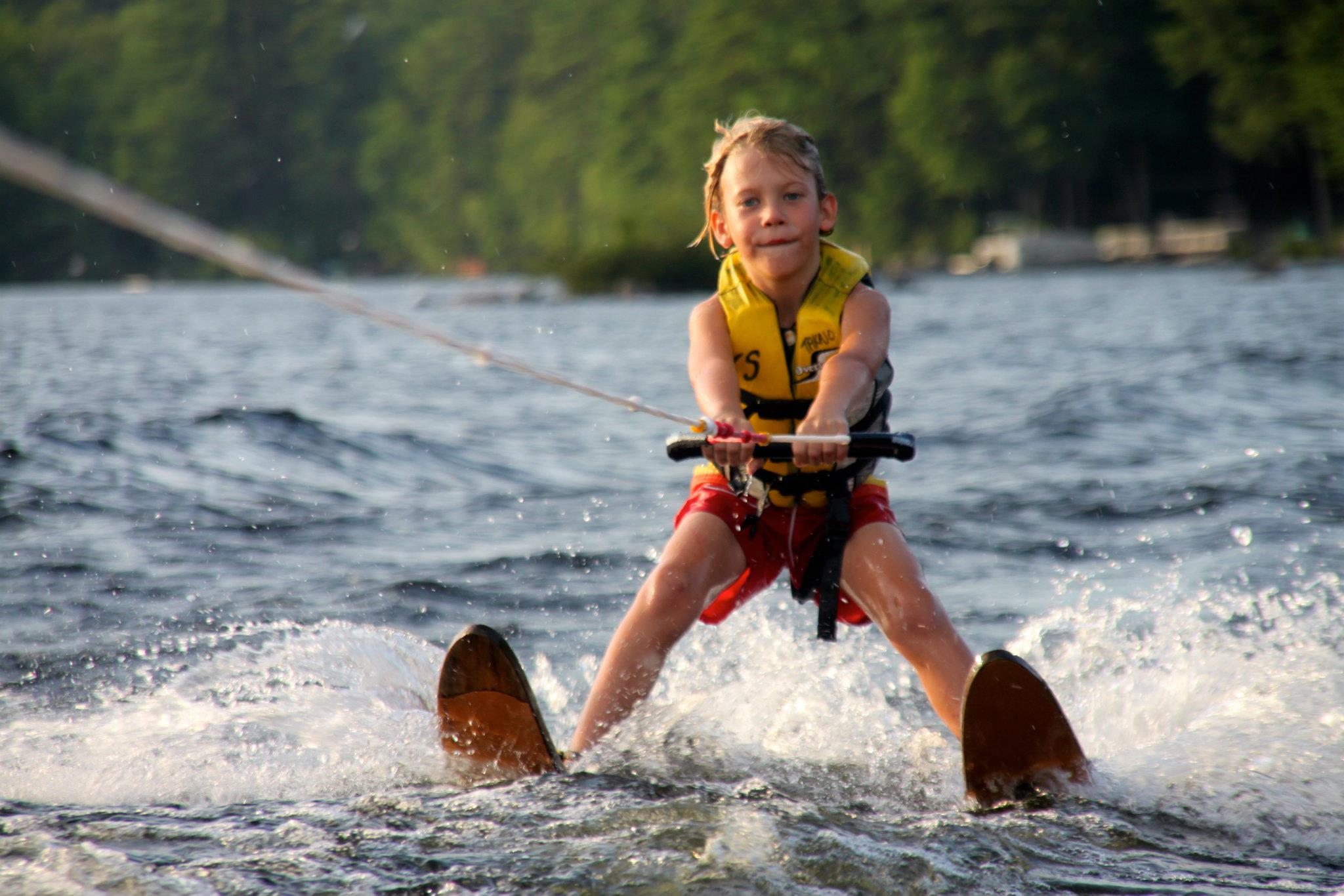 Увлекаться водным. Водные лыжи. Дети на водных лыжах. Летние развлечения. Развлечения на море.